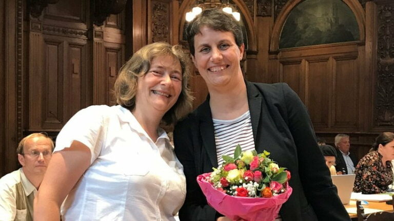 Mit einem weinenden und einem lachenden Auge