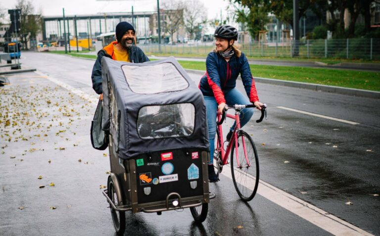 Vorfahrt fürs Rad: Neue Fahrspur in der Kurfürsten-Anlage