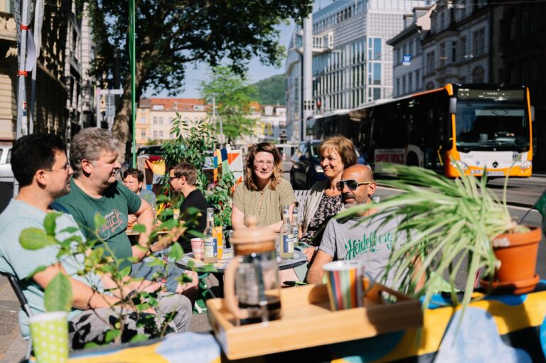 Oase statt Parkplatz: Pop-up-Parklet in Bergheim